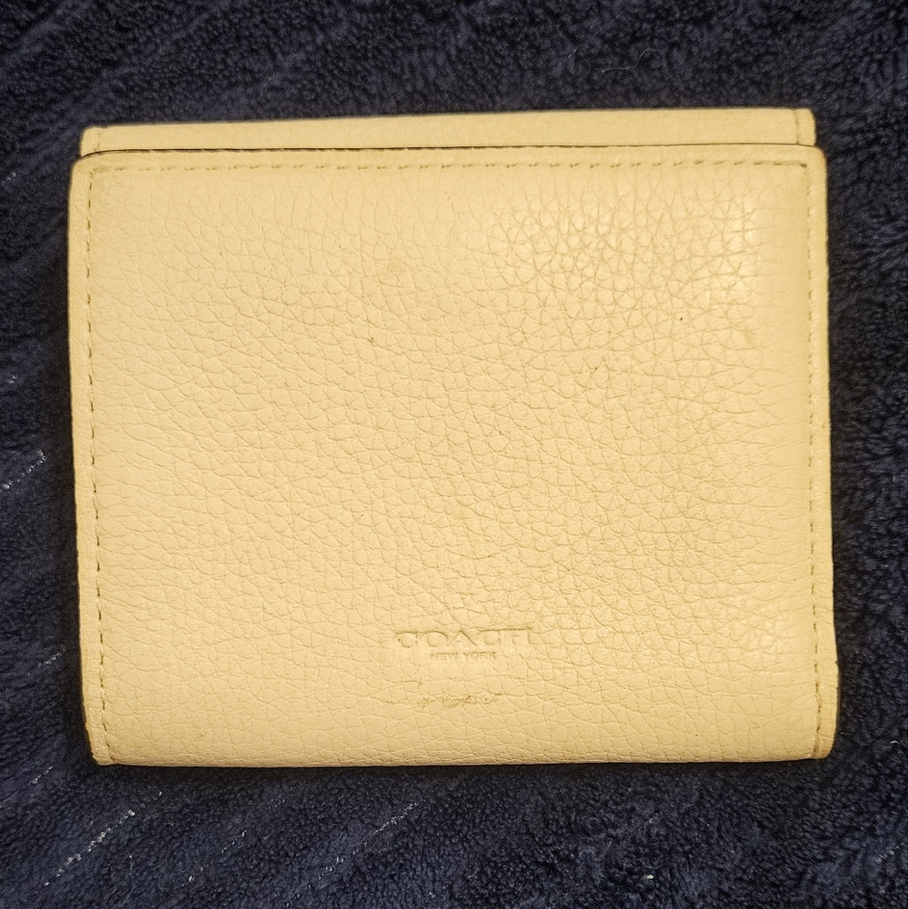 COACH GEORGIE SMALL PEBBLED LEATHER TRIFOLD WALLET IN CHALK WHITE - Picture 3 of 10